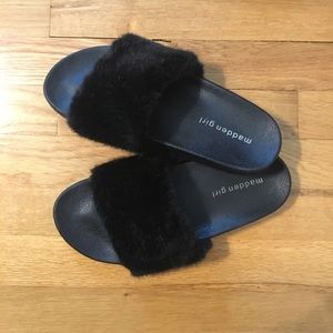 🆕 Madden girl fur slides 🆕